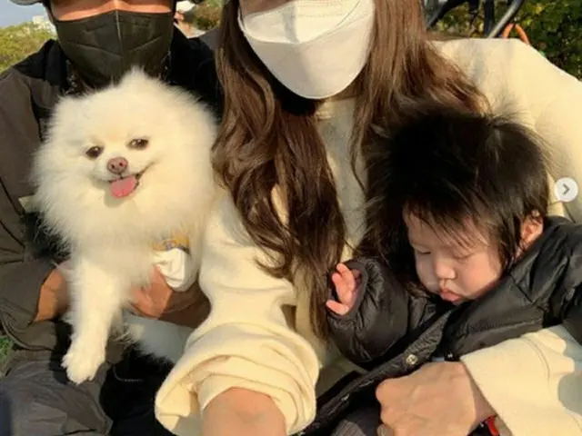女優ヤン・ミラ、二重まぶたがヤン・ミラにそっくりな息子＆夫＆愛犬と家族写真…今年6月に出産（画像提供:wowkorea）