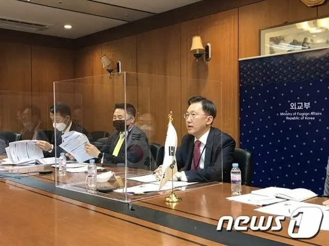 22日、韓・英 国際機構局長TV協議に臨んでいる、韓国のチョン・ビョンハ国際機構局長（画像提供:wowkorea）