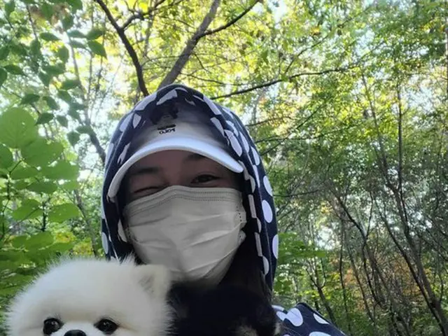「元祖妖精」の女優ソン・ユリ　愛犬と散歩中にラブリーなウィンク、ママが一番楽しい（画像提供:wowkorea）