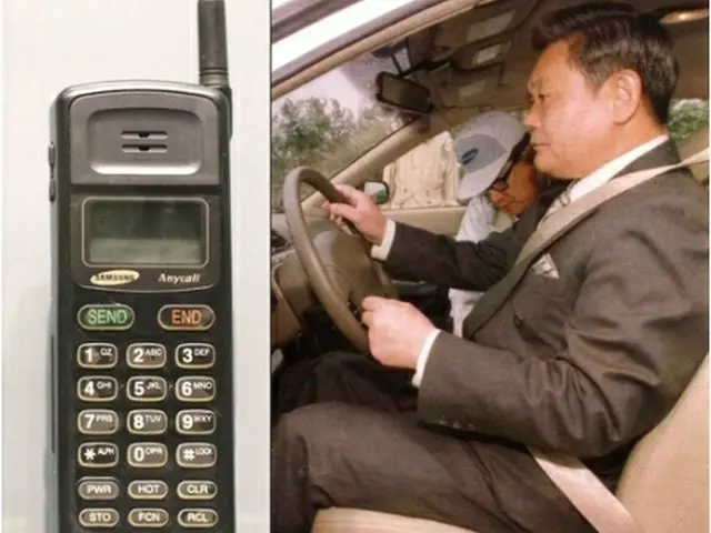 サムスンの初期の携帯電話ブランド「Ａｎｙｃａｌｌ」（左）と、釜山のサムスン自動車工場を訪れた李会長（資料写真）＝（聯合ニュース）