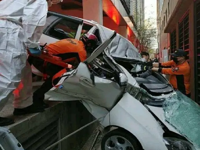 韓国大型マートの駐車場で乗用車3階の壁を突き破って墜落…70代男性死亡（画像提供:wowkorea）