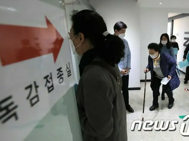 韓国ソウルの韓国健康管理協会で、高齢者たちがインフルエンザワクチンの予防接種を受けている（画像提供:wowkorea）