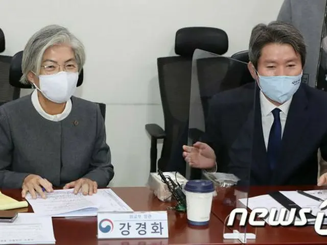 韓国の康京和 外相と李仁栄 統一相（画像提供:wowkorea）