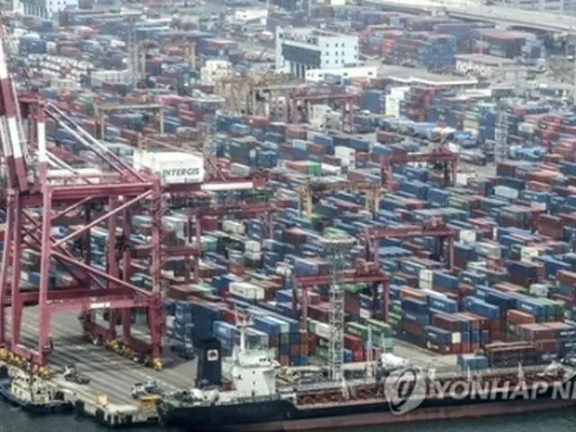 主要な輸出拠点、釜山港（資料写真）＝（聯合ニュース）