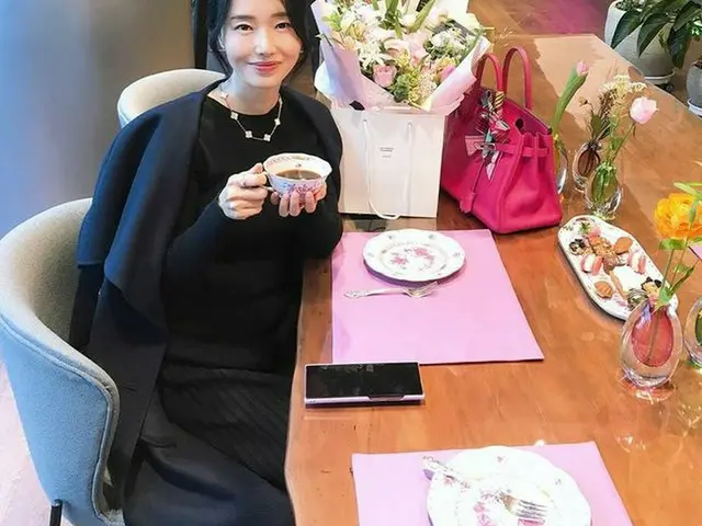 女優イ・ジョンヒョン　優雅なマダムルック…ラグジュアリーなカフェでコーヒーを飲むお医者さんの嫁（画像提供:wowkorea）