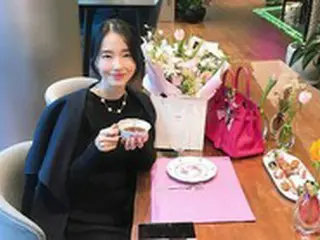 女優イ・ジョンヒョン　優雅なマダムルック…ラグジュアリーなカフェでコーヒーを飲むお医者さんの嫁