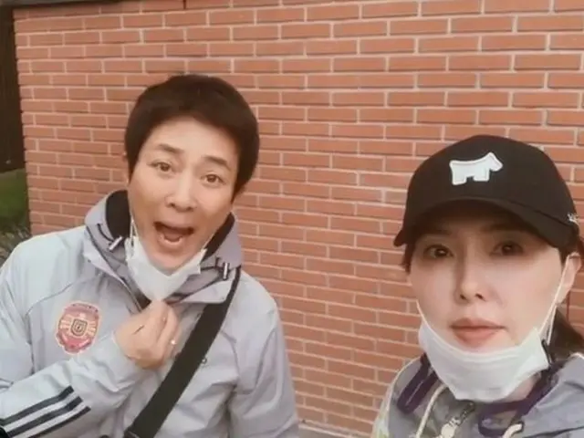 【トピック】韓国芸能界のおしどり夫婦チェ・スジョン＆ハ・ヒラ、仲良く散歩する様子を公開（画像提供:wowkorea）
