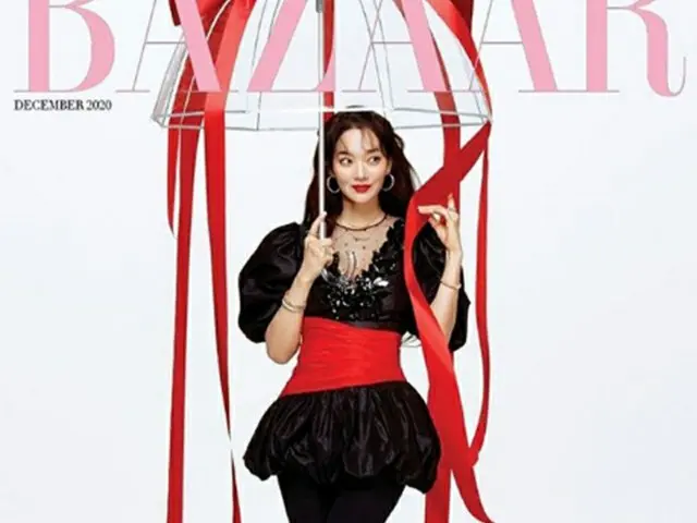 女優シン・ミナ、すらりとした脚線美が際立つ表紙を公開…“まるでバービー人形のよう”（画像提供:wowkorea）