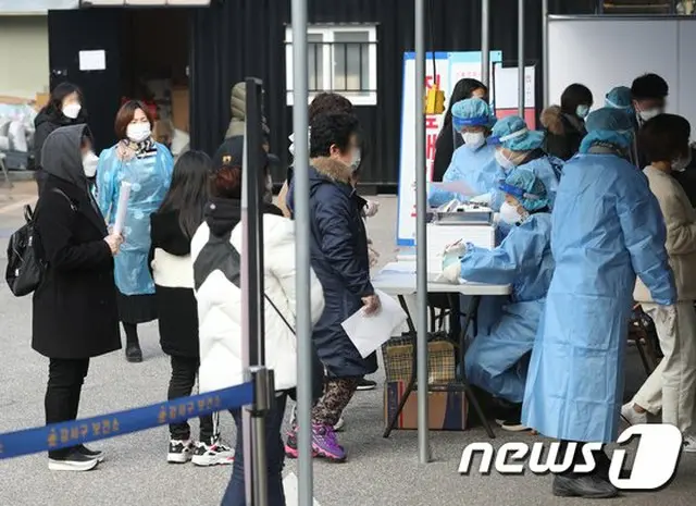 韓国ソウルの保健所内の選別診療所で、市民たちが新型コロナの検査を受けるために並んでいる（画像提供:wowkorea）