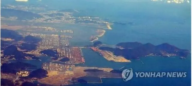 加徳島（右側）と釜山港新港＝17日、釜山（聯合ニュース）