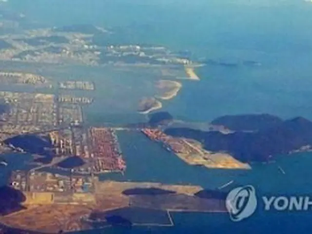 加徳島（右側）と釜山港新港＝17日、釜山（聯合ニュース）