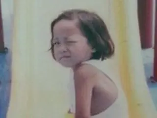 キム・セジョン（gugudan）、幼少時代の写真公開“キュートなウインク”