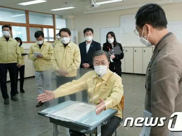 修能試験受験生の机に座る文大統領「最後まで緊張を」＝韓国（画像提供:wowkorea）