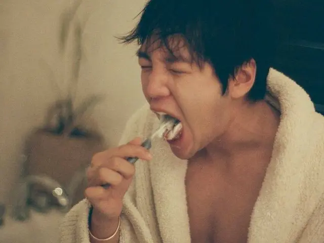 チャン・グンソク、豪華な浴室で撮影したガウン姿の写真を公開=ムキムキな胸筋がチラリ（画像提供:wowkorea）