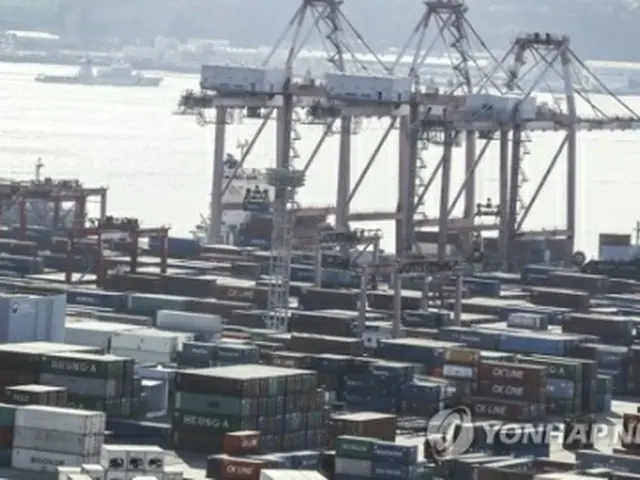 主要な貿易拠点、釜山港にコンテナが積まれている（資料写真）＝（聯合ニュース）