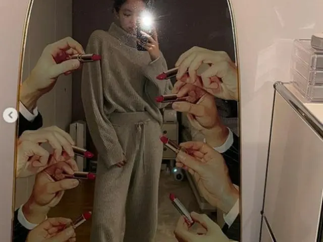 ジェニー（BLACKPINK）、家の中でもスポットライトを浴びる写真を公開（画像提供:wowkorea）