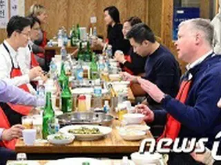 やっぱり「タッカンマリ」食べたビーガン副長官…韓国外務次官と“乾杯”