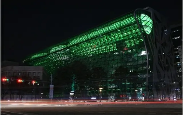 緑色の光で照らされたソウル市庁舎（同市提供）＝（聯合ニュース）≪転載・転用禁止≫