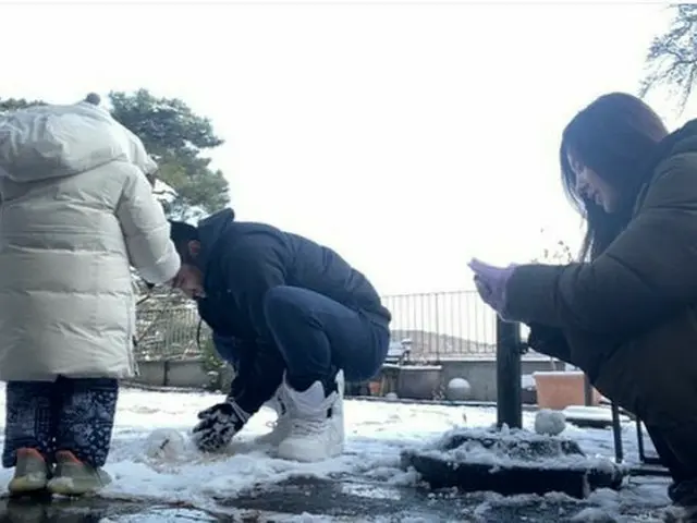 女優ハン・チェア、自宅の広い庭で初雪の雪だるま作り…娘と過ごす童話のような日常（画像提供:wowkorea）