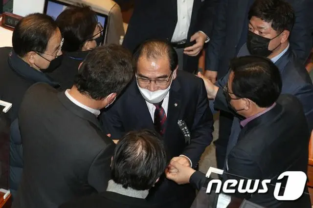 約10時間 フィリバスターを続けたのち、本会議場の壇上から降りてきた、韓国野党“国民の力”の太永浩 議員（画像提供:wowkorea）