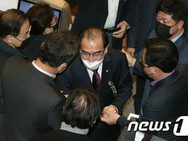 約10時間 フィリバスターを続けたのち、本会議場の壇上から降りてきた、韓国野党“国民の力”の太永浩 議員（画像提供:wowkorea）