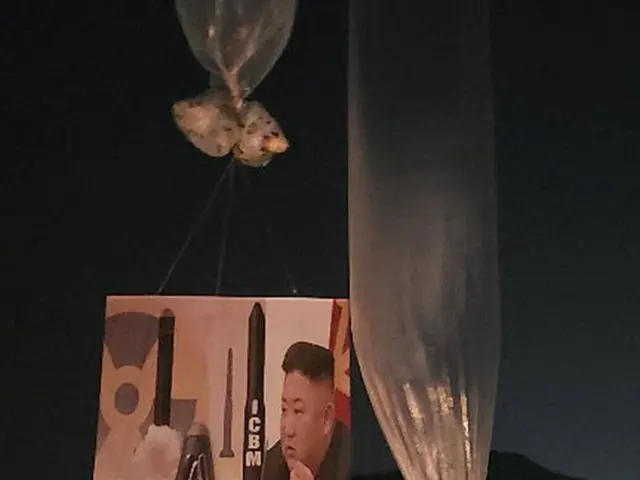 去る5月、韓国 脱北者団体の大型風船による「“対北”ビラ・冊子・1ドル紙幣・SDカード」（画像提供:wowkorea）