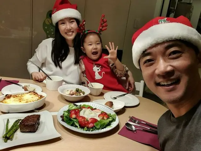 俳優アン・ジェウク、そっくりな5歳の娘と過ごすクリスマスを公開（画像提供:wowkorea）