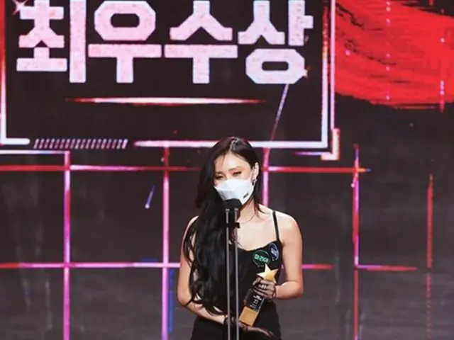 「MAMAMOO」メンバーファサが「2020 MBC放送芸能大賞」で破格的なシースルーのドレスを披露した。（画像提供:OSEN）