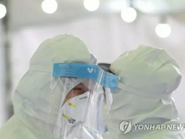 韓国のソウル駅前の広場に設けられている新型コロナウイルス検査の臨時診療所で勤務する医療関係者。年末も関係なく対応に追われている＝２９日、ソウル（聯合ニュース）