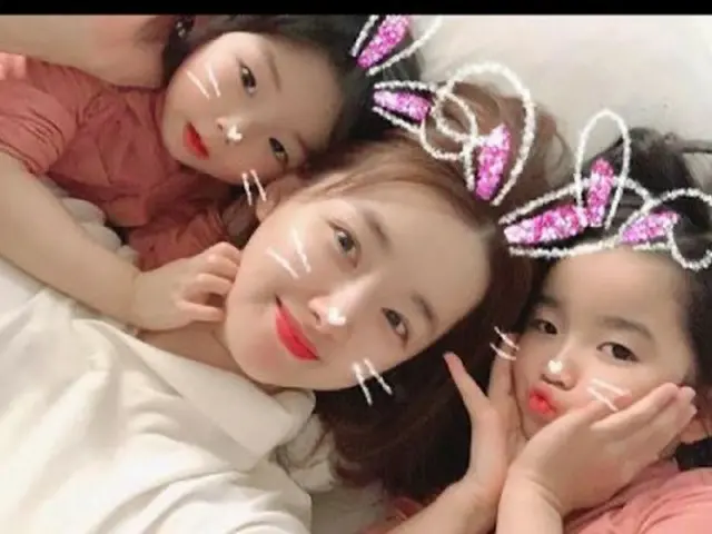 女優ソ・イヒョン、2人の娘に負けない可愛さ…「ウサギの親子」（画像提供:wowkorea）