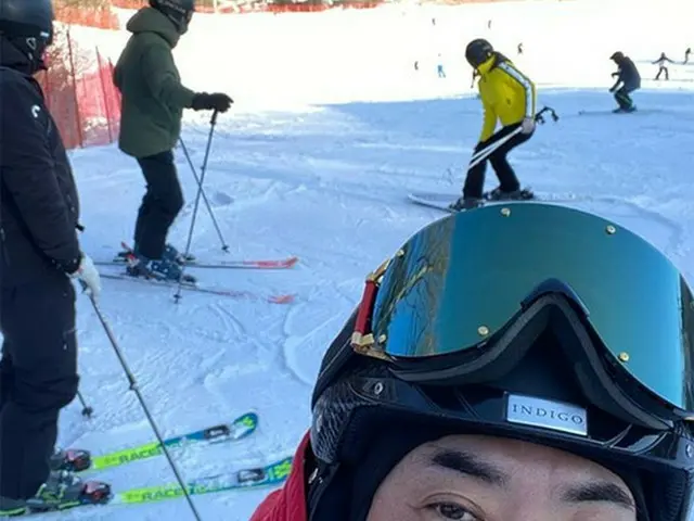 歌手イ・スンチョル、スキー場での自撮り写真が物議に…「新型コロナ第3波の時期に」（画像提供:wowkorea）