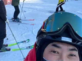 歌手イ・スンチョル、スキー場での自撮り写真が物議に…「新型コロナ第3波の時期に」