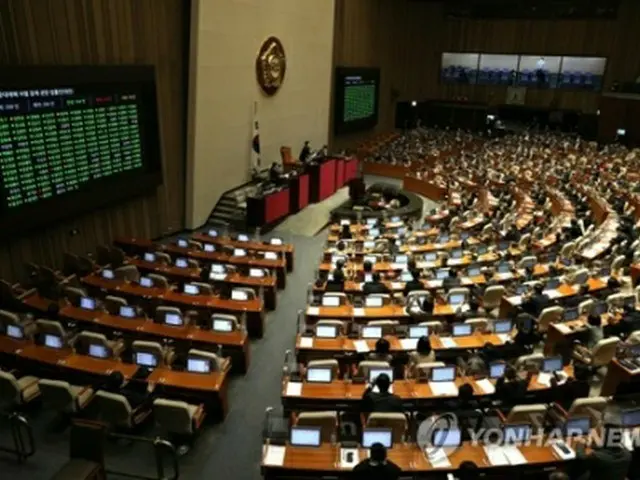 重大災害法の制定案が国会本会議で可決した＝８日、ソウル（聯合ニュース）