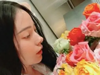 女優ミン・ヒョリン、SOL（BIGBANG）にプレゼントされた大きな花束に感動？バラより美しい横顔