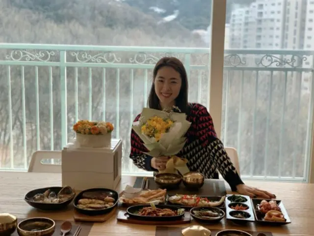 “新婚”女優イ・ヨニ、本日（1/9）誕生日…夫との祝福の席で「愛してる」と満面の笑み（画像提供:wowkorea）