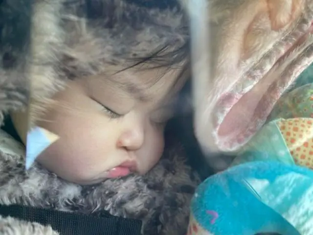 女優イ・ユンジ、娘の寝顔に「目を覚めたらもう少し明るい明日が訪れますように」（画像提供:wowkorea）
