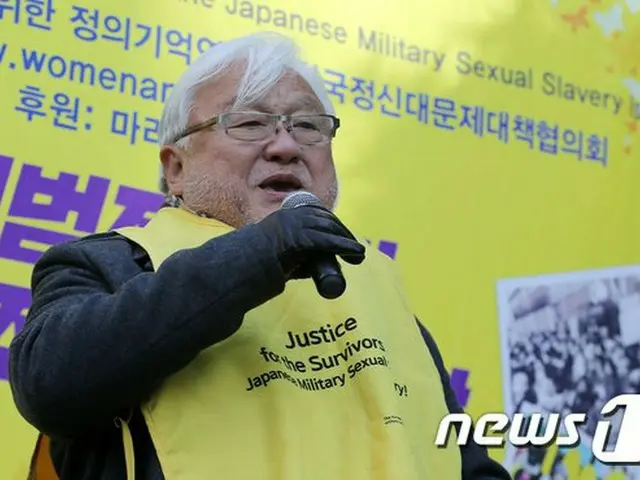 2018年 韓国ソウルの日本大使館前で、慰安婦問題解決のための集会に参加したマイク・ホンダ前米議員（画像提供:wowkorea）