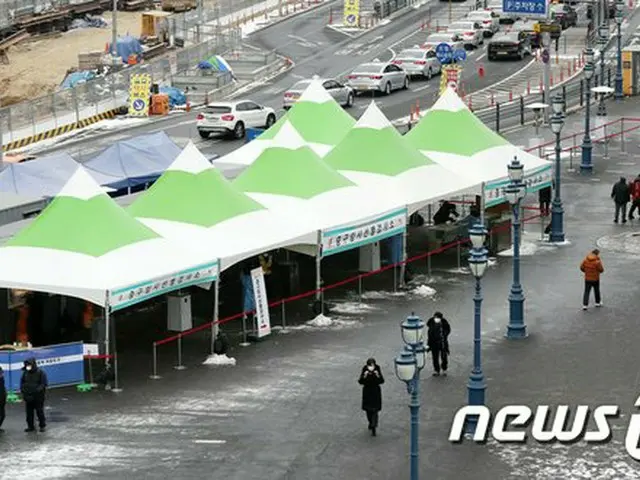 11日午前、ソウル駅広場に設けられた臨時選別検査所は閑散とした様子を見せている（画像提供:wowkorea）