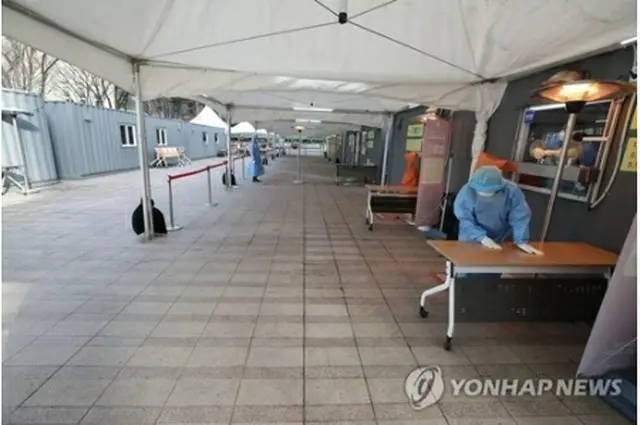 ソウル駅に設けられている新型コロナウイルス検査の診療所＝１４日、ソウル（聯合ニュース）