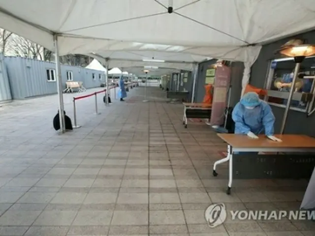 ソウル駅に設けられている新型コロナウイルス検査の診療所＝１４日、ソウル（聯合ニュース）