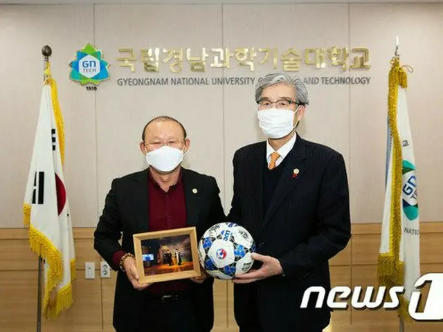 パク・ハンソ監督、慶南科学技術大学が名誉経営学博士号を授与（画像提供:wowkorea）