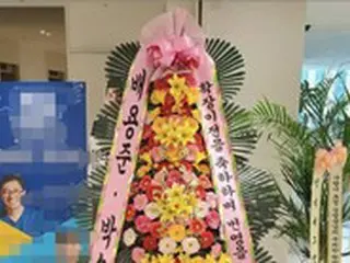 ペ・ヨンジュン夫婦＆ユ・ジェソク＆チョ・セホ、歯科医師キム・ヨンサムの病院に花を贈る