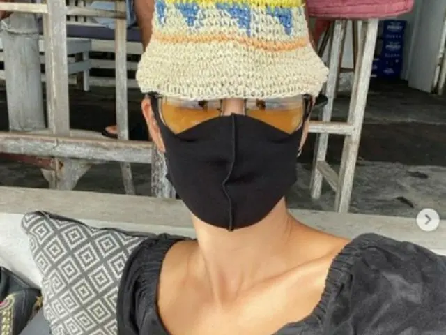 カヒ、息子の帽子とマスクにサングラスでバリの日差しをシャットアウト…海を楽しむ余裕（画像提供:wowkorea）