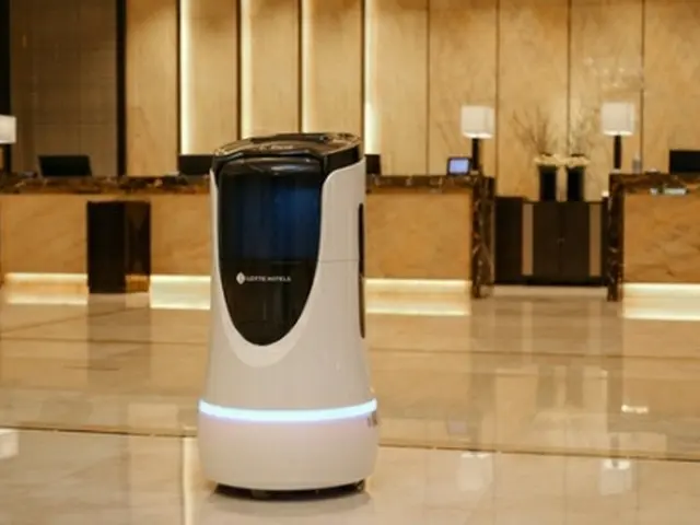 AI配達ロボット「L－bot」（ロッテホテル釜山提供）＝（聯合ニュース）≪転載・転用禁止≫
