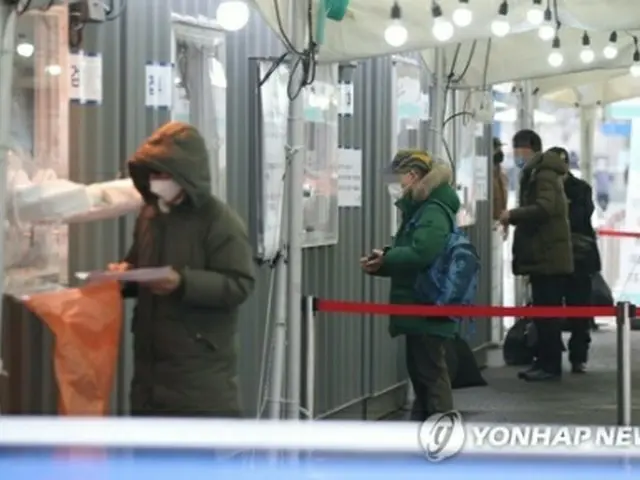 ソウル駅前に設けられた新型コロナウイルスの臨時検査所で検査を受ける人々＝６日、ソウル（聯合ニュース）