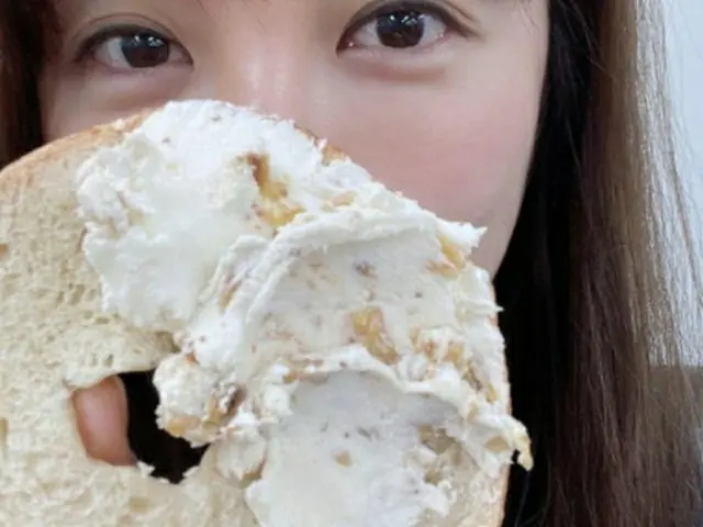 女優ユン・ウネ、ベーグルより小さい顔でパン好きを告白＝「おいしくて幸せ」（画像提供:wowkorea）