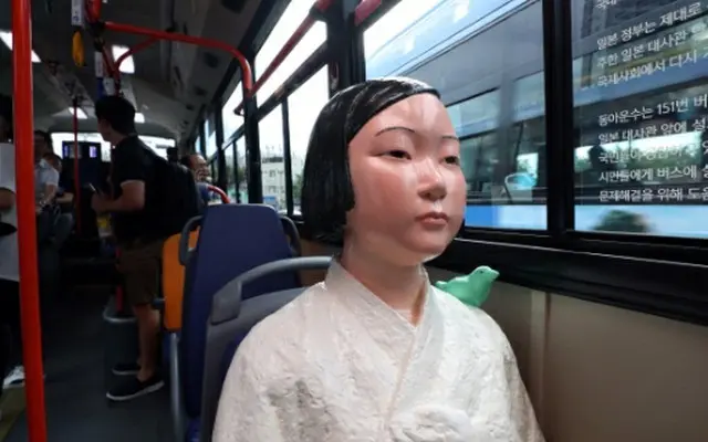 バスに乗せられソウル市内を廻っていた少女像「失われた少女の夢」。ソウル市長の後押しがこのキャンペーンを可能にしていた。当時のソウル市長は人権派弁護士として有名な故パク・ウォンスン氏であり、昨年、部下職員に対するセクハラ疑惑が浮上する中、自殺した。（画像提供:wowkorea）