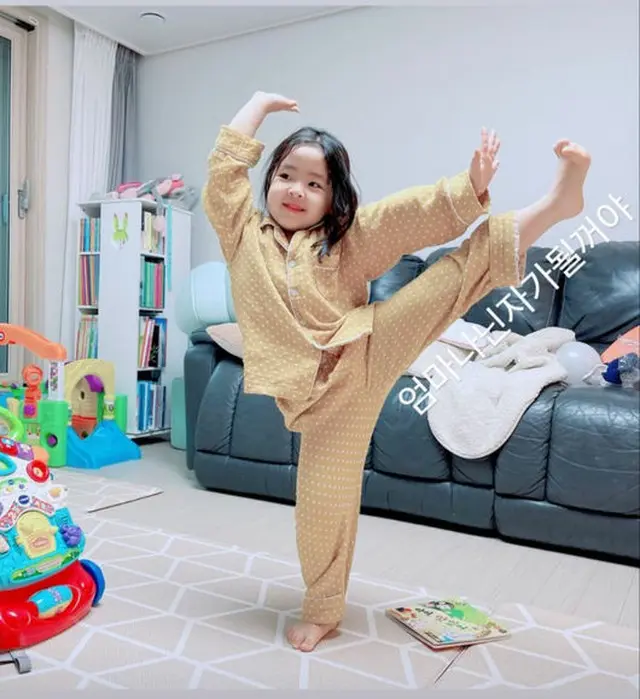 イ・ユンジが娘ラニの日常写真を公開した。（画像提供:OSEN）