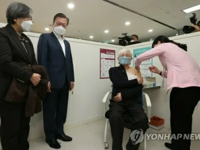 ワクチンの接種を見守る文大統領（左から2人目）＝26日、ソウル（聯合ニュース）