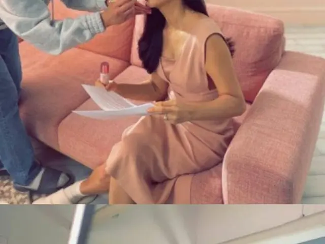 女優コ・ソヨン、ノースリーブのワンピースに「靴下は必須」…49歳の美貌（画像提供:wowkorea）